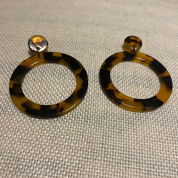 ZENZII Tortoise She’ll Earrings - Picture 4 of 5